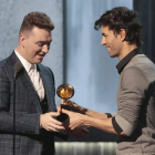 Sam Smith recibe un Grammy de Enrique Iglesias.