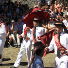 Los danzantes de Peranzanes fueron ayer los protagonistas de los bailes a la entrada del santuario de Trascastro.