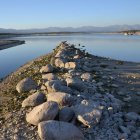 El embalse de Valmayor, en Valdemorillo, recibe agua de la cuenca del Guadarrama. RAÚL CASADO