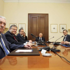 El presidente griego, Karolos Papulias, en el centro, en la reunión con algunos de los líderes.