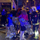 Vecinos fuera de sus casas tras el incendio en la calle de Súria, en Sants.