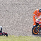 Marc Márquez se lamenta tras sufrir una caída en los entrenamientos libres del GP de Alemania, en Sachsenring.