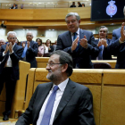 Rajoy, aplaudido por los senadores populares en la sesión de control al Ejecutivo de ayer.
