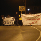 Vecinos de Trobajo, pancarta en mano. FERNANDO OTERO