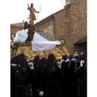 Los cofrades de Angustias pujan el Resucitado al inicio del desfile