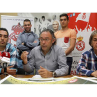 Diego Caneda, Llamazares y Pepe Calvo, en primer plano, junto a Monteagud, Calzado y Omar, detrás
