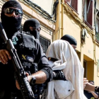 La Guardia Civil traslada a uno de los yihadistas detenidos en Mataró.
