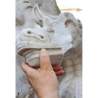 Estatua rota de la fuente del Moro.