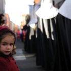 La procesión de Pasión de Lunes Santo se mama desde niño