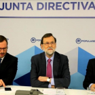 Mariano Rajoy, al inicio de la junta directiva nacional, entre el vicesecretario del PP Javier Maroto y el coordinador, Fernando Martínez-Maillo, este lunes en Madrid.