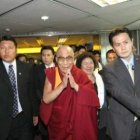El Dalai Lama saluda al llegar al Aeropuerto Internacional Taoyuan, en Taipei.