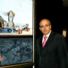El artista abulense Juan Gil posa con una de sus obras.