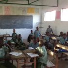 Niños de Gambia en el interior de una de las aulas del colegio restaurado, en Samba Chargie Lower. DL