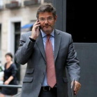Rafael Catalá habla por teléfono, el miércoles, en el Congreso.