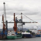 Gigantescas grúas ayudan a descargar los contenedores que acaban de llegar a puerto