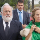 El comisario europeo, Arias Cañete, acompañado de su esposa, Micaela Domecq.