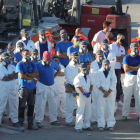 Un grupo de trabajadores de LM, durante la celebración de una asamblea el fin de semana. L. DE LA MATA