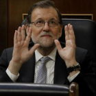 Mariano Rajoy gesticula durante el debate de investidura de Pedro Sánchez, el 2 de marzo.