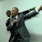 Obama alaba a Bolt y le pide que le enseñe la postura del relámpago.