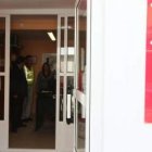 La oficina del Santander poco después del atraco.