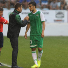 Casado recibe instrucciones de su entrenador durante el partido que el Betis disputó en El Toralín la temporada pasada