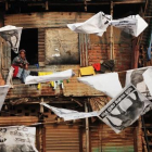 Vecinos del barrio de Shanty, Bangladesh, rodeados de publicidad electoral.
