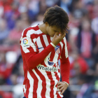 El delantero del Atlético de Madrid Joao Félix lamenta el empate al término del partido. JUANJO MARTIN