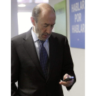 Los candidatos a la Secretaría General del PSOE, Alfredo Pérez Rubalcaba y Carme Chacón.