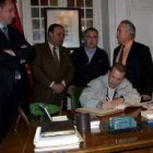 El técnico del equipo firma en el libro de visitas del centro regional