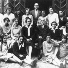 María Pedrosa sentada junto al inspector José de Caso (con barba).