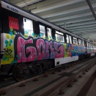 Un tren lleno de grafitis.