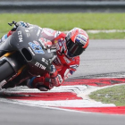 El australiano Casey Stoner, hoy, en los ensayos de Sepang (Malasia), con la Ducati.