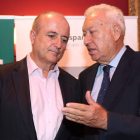 Miguel Sebastián y Jose Manuel García Margallo, ayer durante el foro empresarial. RAMIRO