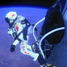 Momento en el que el deportista austríaco Félix Baumgartner se lanza al vacío.