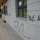 Una de las numerosas pintadas que ensucian las fachadas de algunos edificios de la capital berciana