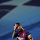 Messi se echa las manos a la cabeza tras encajar una histórica goleada en un partido en el que los catalanes rozaron el ridículo. MANU FERNÁNDEZ