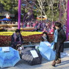 Las madres, con sus anuncios, en un mercado de matrimonios en China. PAULA ESCALADA