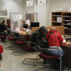 Varias personas, en una oficina de desempleo leonesa