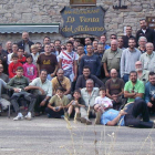 Los participantes de Locos por la pesca en una de sus habituales reuniones para hablar de su afición. PEDRO VIZCAY