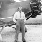 El escritor Antoine de Saint-Exupéry posando delante de su avión . STF