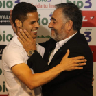 El abrazo entre Acorán y Silvano ha colmado de satisfacción a la afición blanquiazul