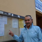 Alonso muestra la nota informativa del Sacyl colocada ayer en el consultorio de Matanza. MEDINA