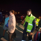 Algunas de las personas evacuadas, anoche, tras el socavón en una carretera de Teno (Tenerife).