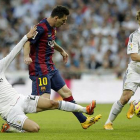 Messi, entre Isco y Modrid, en el último clásico liguero disputado en el Bernabéu, el pasado 24 de octubre.