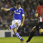 Raúl lanza a la portería del Athletic lo que supuso el segundo gol del Schalke en San Mamés.