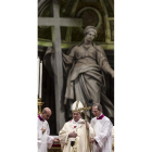 El papa, ayer, en la misa en la Basílica de San Pedro.