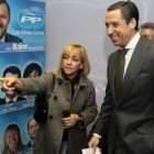 Isabel Carrasco y Eduardo Zaplana, en la sede del PP de León