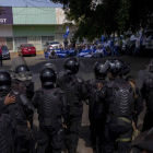 La policiía de Nicaragua vigila una manifestación en contra del presidente Daniel Ortega.