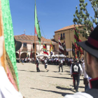 Estampa de la fiesta por la reapertura del Grano donde hubo pendones y bailes regionales en la plaza más leonesa, como ensalzó Máximo Cayón.  F. OTERO PERANDONES / ICAL