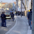 Policías observan el lugar del tiroteo en Munich.